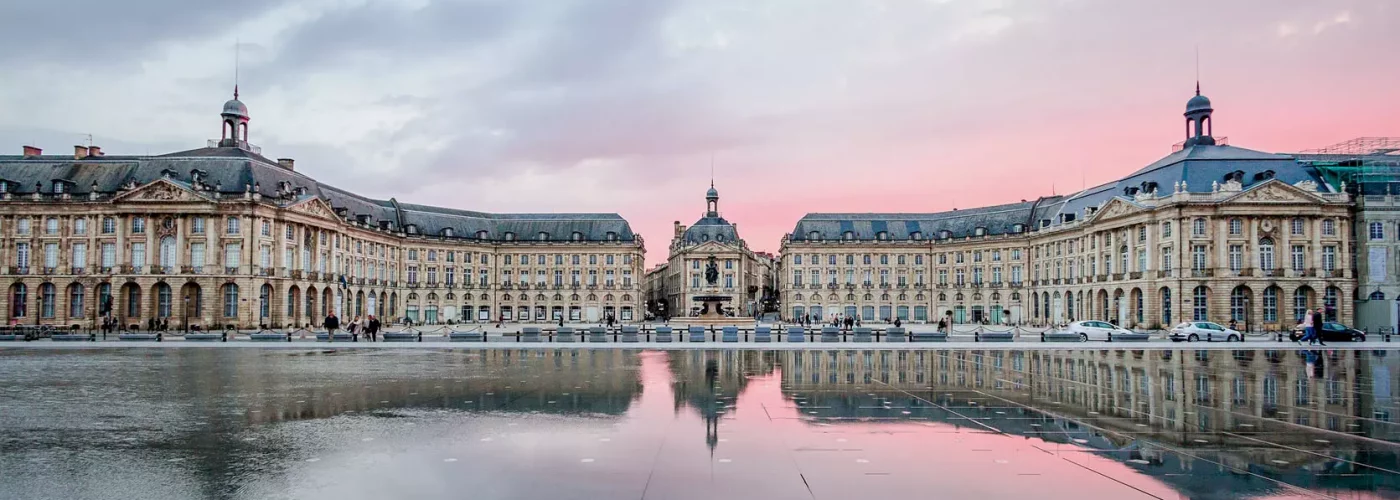 Les activités et loisirs autour de Lacanau. Bordeaux: Reflet de la place de la bourse dans le miroir d'eau