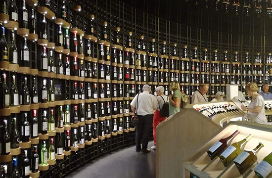 Les activités et loisirs autour de Lacanau. La cité du vin, partir à la découverte du vin à travers l'histoire et le monde, dans un lieu culturel emblématique à Bordeaux.
