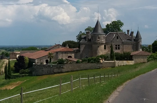 Les activités et loisirs autour de Lacanau. Un château du vignoble bordelais entouré par un mur d'enceinte.