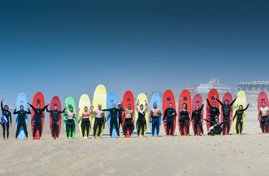 Les activités et loisirs autour de Lacanau. Les activités et loisirs autour de Lacanau. Dix-neuf élèves de l'école magic surf school se tiennent debout devant leur planches de surfs multicolors.