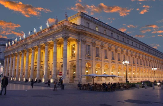 grand-theatre-bordeaux Les activités et loisirs autour de Lacanau. Le grand théâtre de Bordeaux Classé monument historique en 1899, le bâtiment est joliment éclairé, le ciel est parsemé de nuages éclairés par le soleil couchant