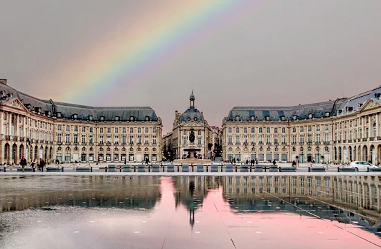 Les activités et loisirs autour de Lacanau. Bordeaux la place de la bourse se reflète dans le miroir d'eau