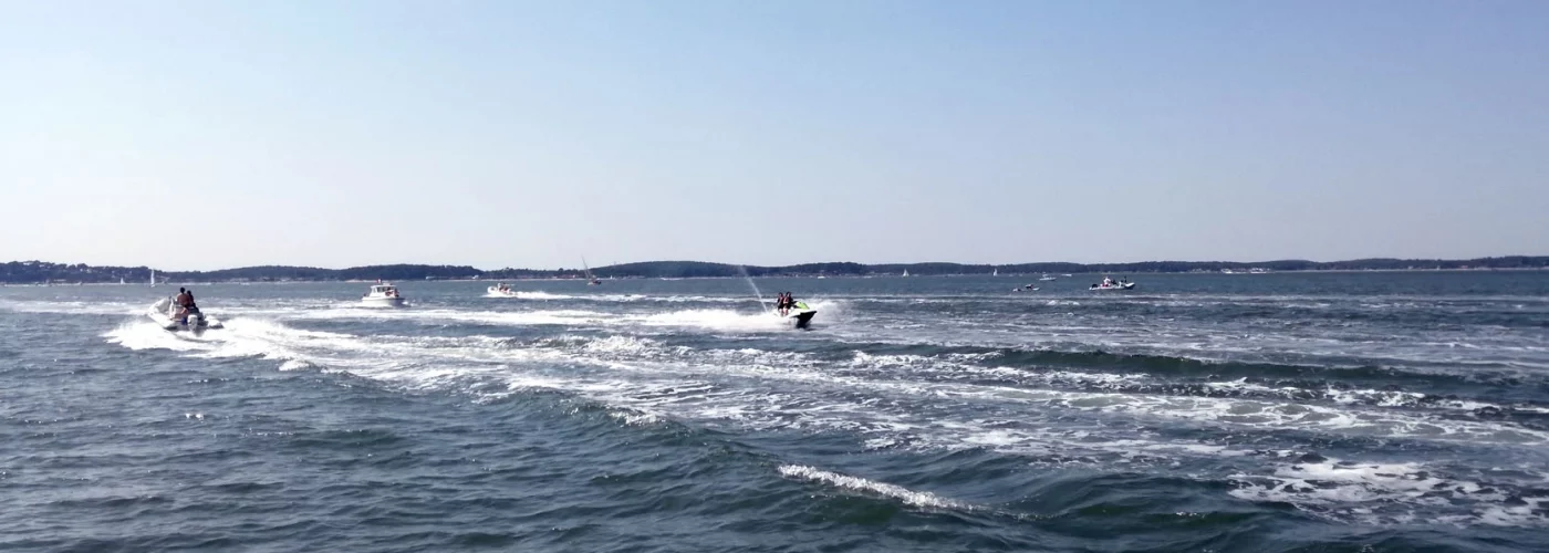 Les activités et loisirs autour de Lacanau. des scooter de mer sur le bassin