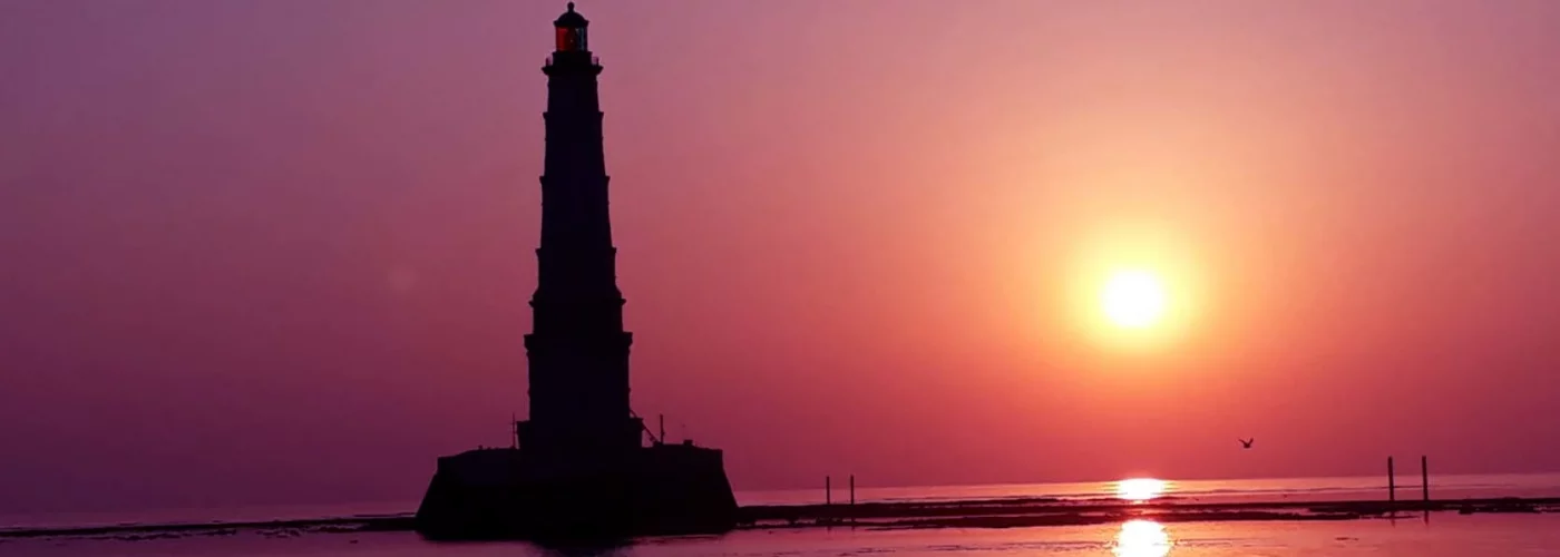 Les activités et loisirs autour de Lacanau. le phare de Cordouan au soleil couchant