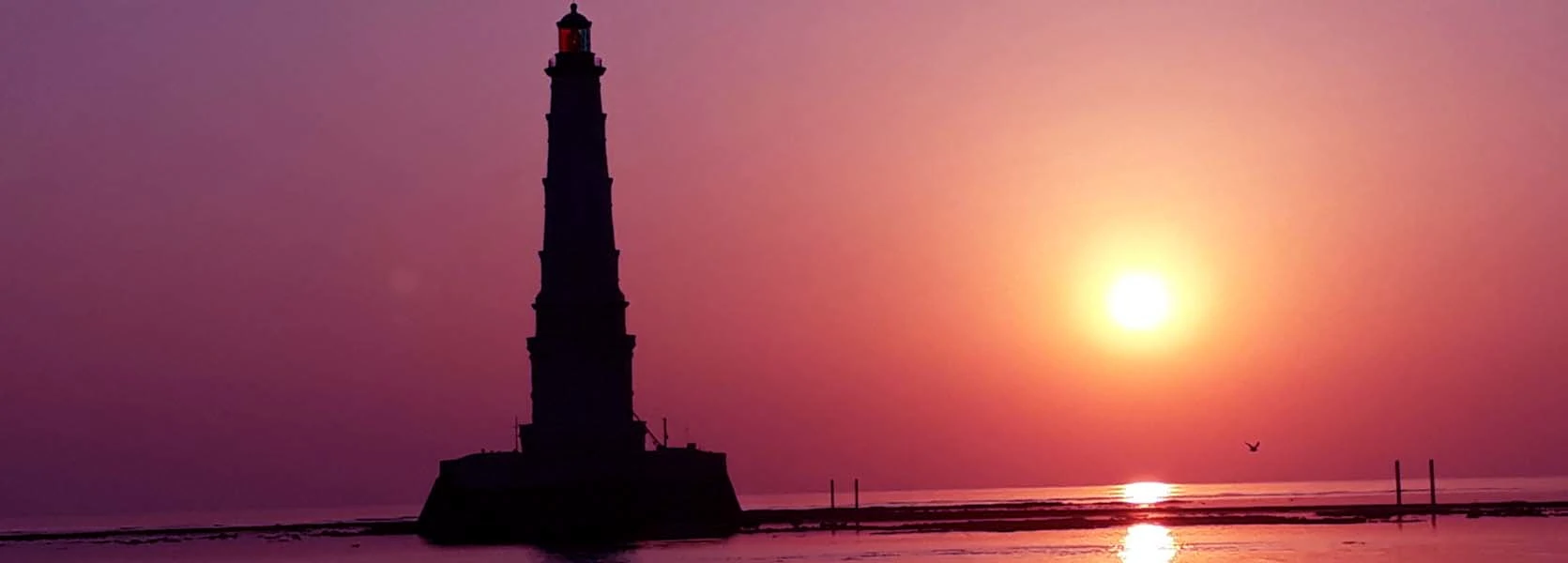 Les activités et loisirs autour de Lacanau. le phare de Cordouan au soleil couchant
