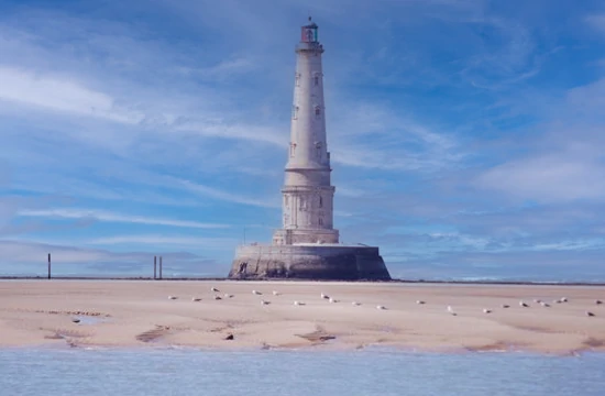 Les activités et loisirs autour de Lacanau. Le phare de Cordouan entre ciel et mer à marée basse un banc de sable permet l'accès à pied