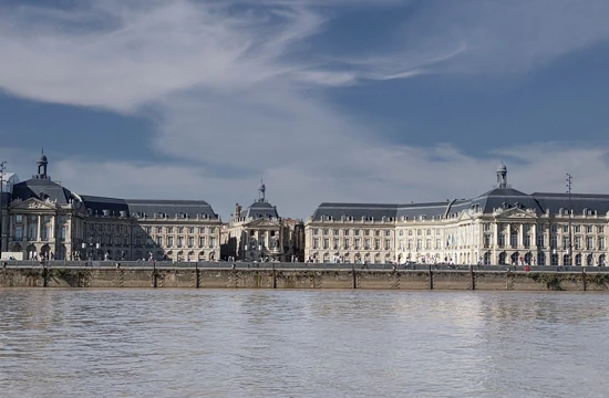Les activités et loisirs autour de Lacanau. Bordeaux, la place de la bourse vue depuis la Garonne