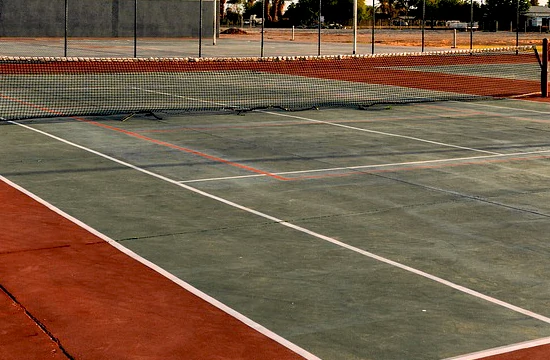 Les activités et loisirs autour de Lacanau. Un cours de tennis