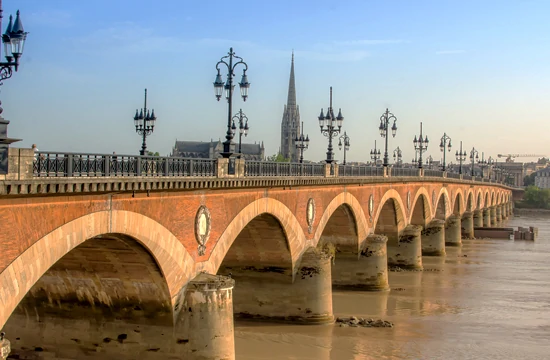 Les activités et loisirs autour de Lacanau. Pont de pierre vu depuis la rive gauche, construit en pierres et en briques. Il permet de relier le centre-ville au quartier de La Bastide, sur la rive droite.