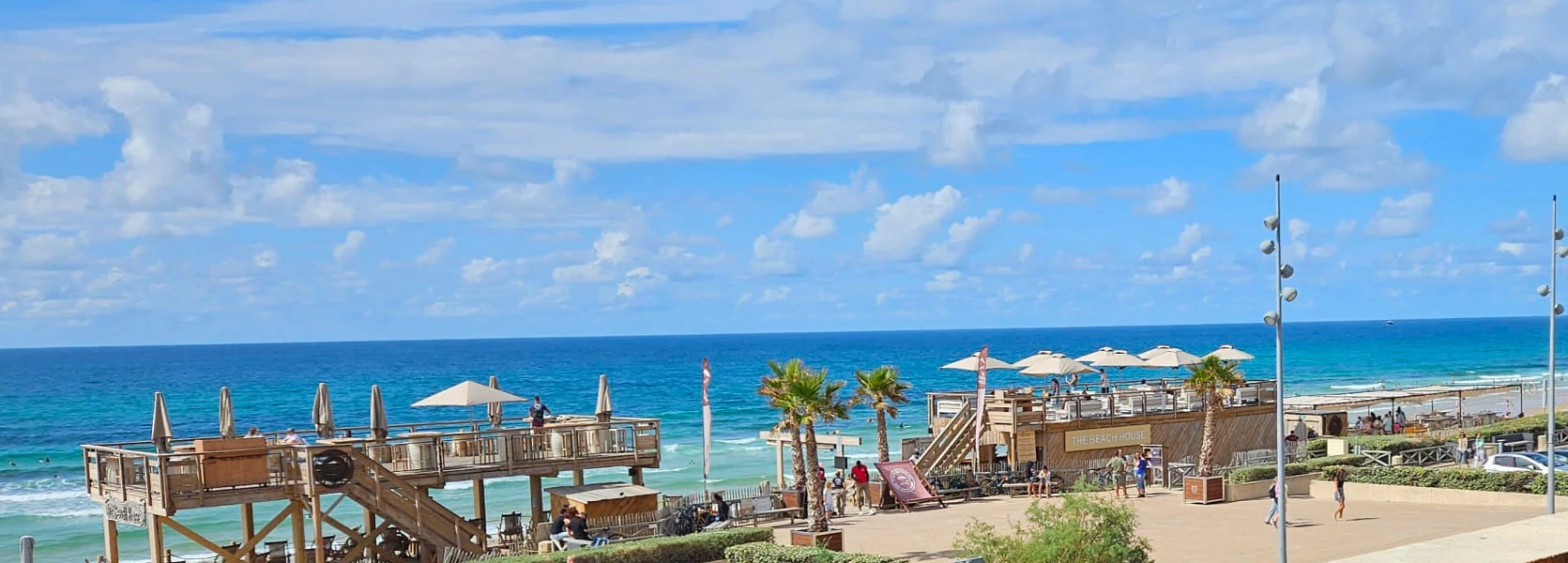 La résidence à Lacanau océan, Vue depuis les terrasses de la résidence Pasino, front de mer. Un ciel bleu lumineux, l'océan et en avant une structure éphémère de restaurant de plage