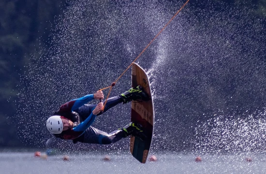 Les activités et loisirs autour de Lacanau. Lacanau Pitrot Skieur nautique effectuant un saut périlleux arrière