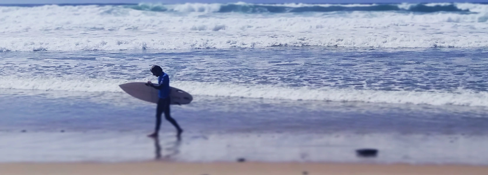 Les activités et loisirs autour de Lacanau. Un surfeur sort de l'eau