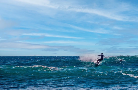 Lacanau océan, Photo dans les dégradés de bleus, l'océan et le ciel un surfeur a pris la vague et se tient en équilibre sur sa planche