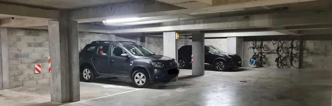 Parking réservé aux clients des appartement 1 à 6 au fond les rack à vélo. Accès interdit aux véhicules over size