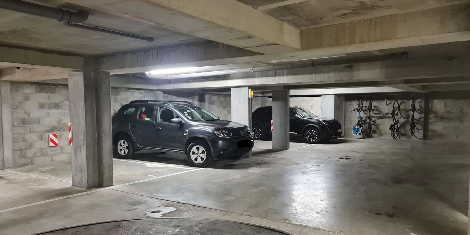 Parking réservé aux clients des appartement 1 à 6 au fond les rack à vélo. Accès interdit aux véhicules over size