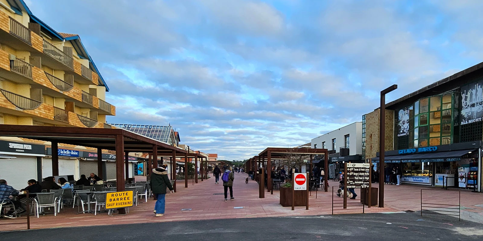 Les allées commerçantes/ Les allées Pierre Ortal. En continuant sur ces allées, vous trouverez de nombreux commerces : bar, restaurants mais aussi plus en avançant boulangerie et autres commerces de bouche. En allant plus loin, vous arriverez à l'office du tourisme qui pourra vous donner de précieux conseils