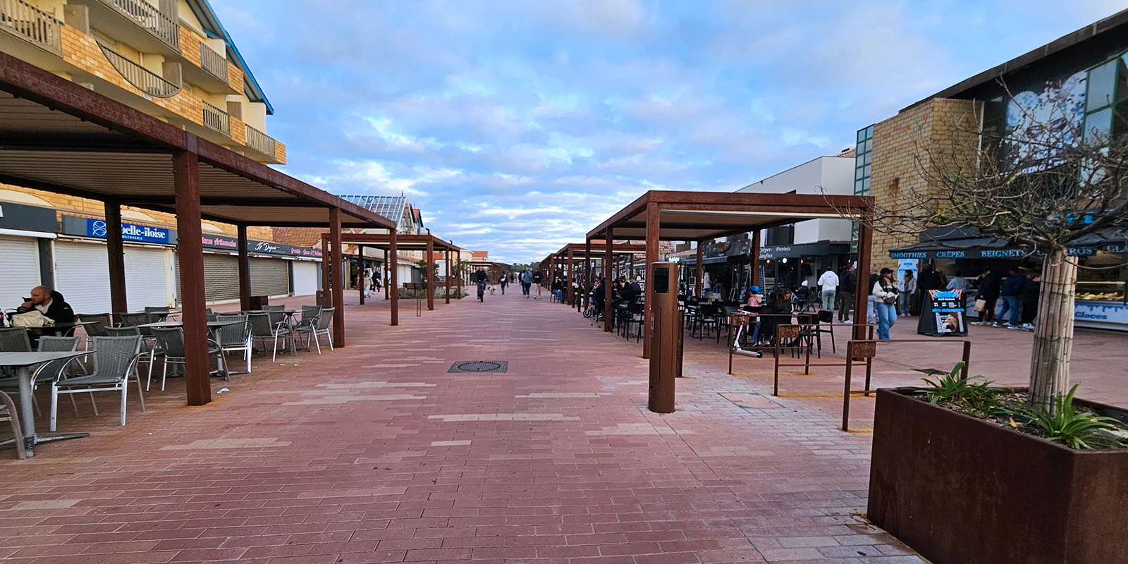 Les allées commerçantes/ Les allées Pierre Ortal. En continuant sur ces allées, vous trouverez de nombreux commerces : bar, restaurants mais aussi plus en avançant boulangerie et autres commerces de bouche. En allant plus loin, vous arriverez à l'office du tourisme qui pourra vous donner de précieux conseils