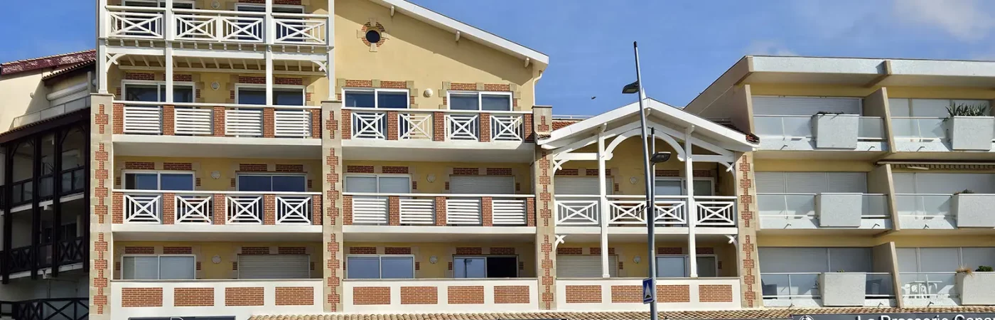 La résidence Pasino: bâtiment de 3 étages surplombant un ensemble de restaurants. Façade typique de la région mélange de bois et de briques