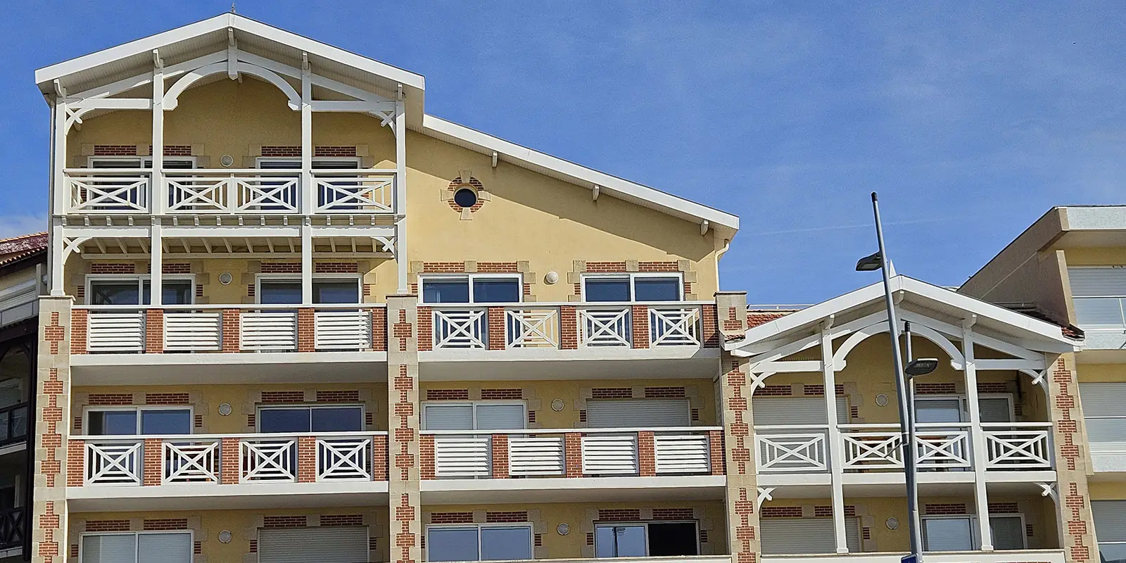 La résidence Pasino: bâtiment de 3 étages surplombant un ensemble de restaurants. Façade typique de la région mélange de bois et de briques
