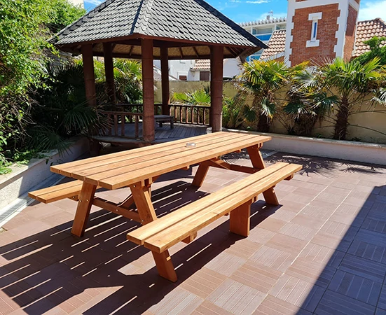 appart hôtel pasino n°8, le patio de l'appartement n°8 il est équipé d'une grande table et ses deux bancs, d'un barbecue et un gasebo donne une touche exotique à l'espace