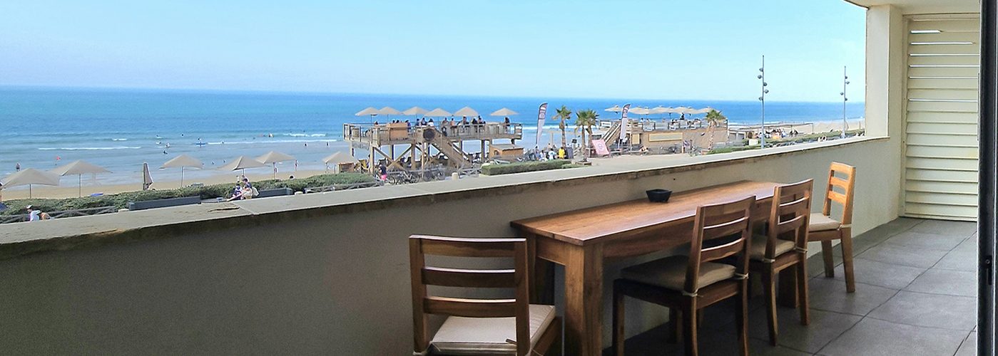 Appart hôtel Pasino n°2 grande terrasse vue sur l'océan. Sur la terrasse une table en Tecks et ses 4 chaises