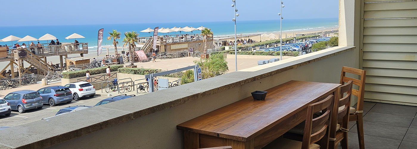 Appart hôtel Pasino n°2 grande terrasse vue l'océan. Sur la terrasse une table en Tecks et ses 4 chaises