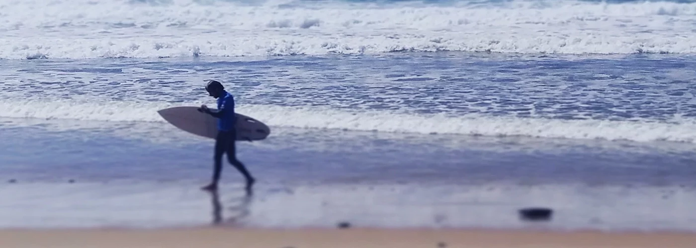 Les activités et loisirs autour de Lacanau. Un surfeur sort de l'eau