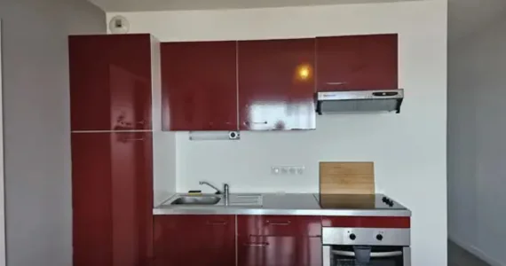 Appart hôtel Pasino n°4 à Lacanau Océan. Ici on découvre la cuisine et ses meubles rouge
