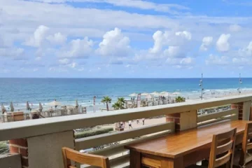 Appart hôtel Pasino n°5 grande terrasse vue l'océan. Sur la terrasse une table en Tecks et ses 4 chaises