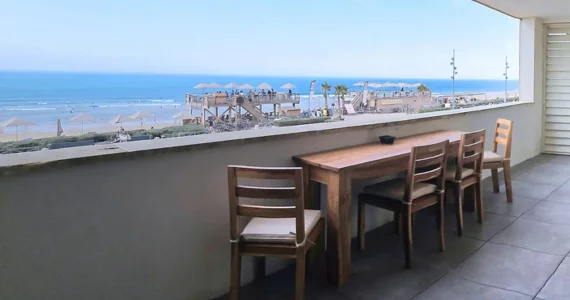 Appart hôtel Pasino n°1 Une vue magnifique depuis grande terrasse vue l'océan. Sur la terrasse une table en Tecks et ses 4 chaises