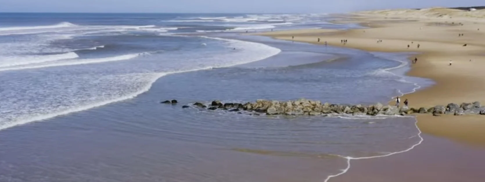 Vue de la plage centrale de Lacanau océan. La résidence Pasino se trouve juste sur la droite