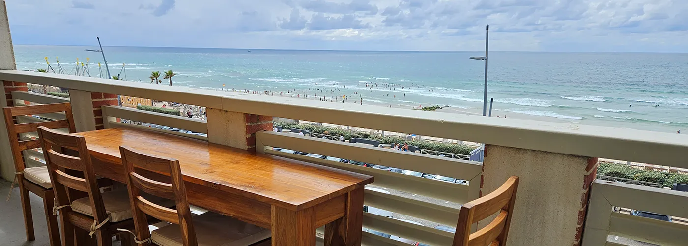 Appart-hotel-residence-pasino-appartement-n5-terrasse-vue-ocean appart hôtel pasino n°5, grande terrasse vue l'océan. Sur la terrasse une table en Tecks et ses 4 chaises
