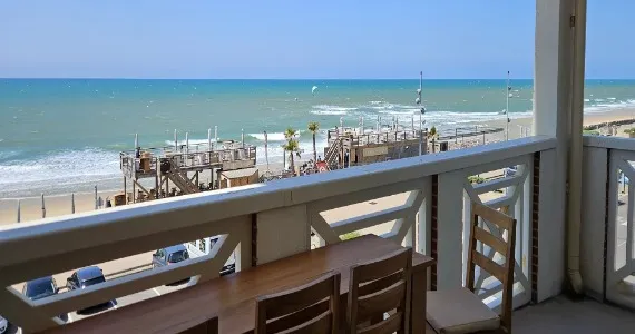 Location-appartement-n4-lacanau-terrasse-vue-mer 570x300 vue de l'océan de puis la terrasse de l'appartement numéro 5.