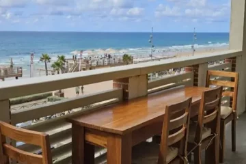 Appart hôtel Pasino n°5, grande terrasse vue l'océan. Sur la terrasse une table en Tecks et ses 4 chaises