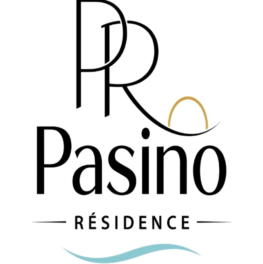 Logo de la Résidence Pasino composé d'un grand P et d'un R puis du reste des lettres en noir, formant le nom Pasino. En bas à droite, 1 vague bleue symbolise l'océan et un soleil symbolise les vacances à Lacanau océan.