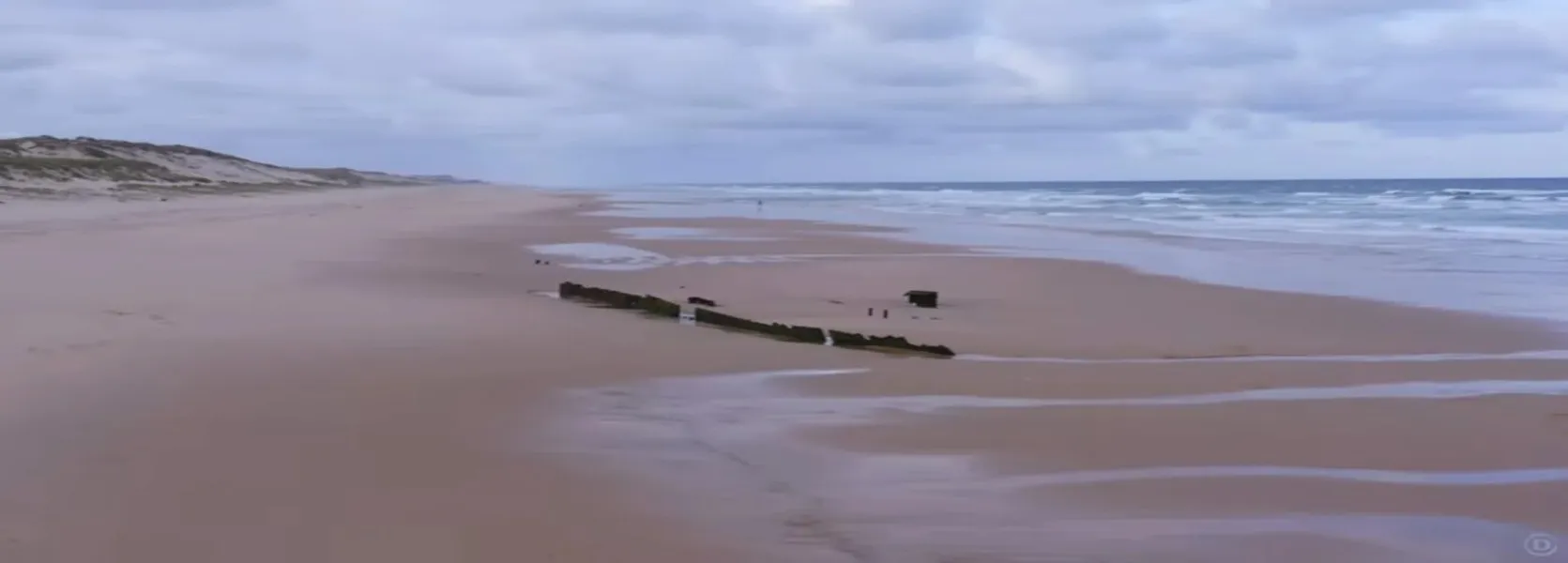 Plage nord, En allant jusqua’à l’Alexandre et, juste avant les blockhaus, l'épave du Cantabria. Le Cantabria était un bateau venant d'Espagne. C'était une drague donc pas un bateau pour affronter la haute mer. Il transportait plus de 400 réfugiés politiques espagnoles en provenance de Santander. Il s'est échoué en 1937. Vous pouvez voir aujourd'hui ce qu'il en reste.