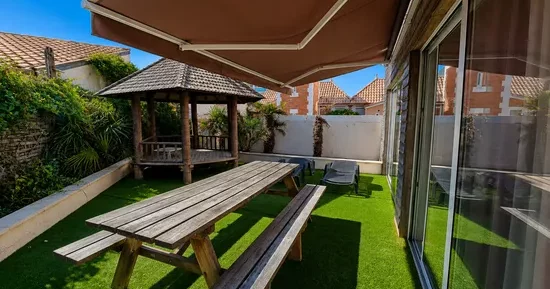 Terrasse ensoleillée avec table WEBP APT 8 450