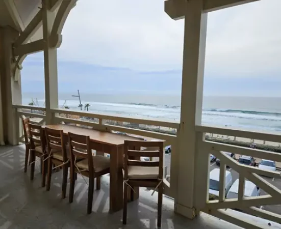 appart hôtel pasino n°6, grande terrasse vue l'océan. Sur la terrasse une table en Tecks et ses chaises