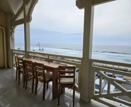 appart hôtel pasino n°6, grande terrasse vue l'océan. Sur la terrasse une table en Tecks et ses chaises