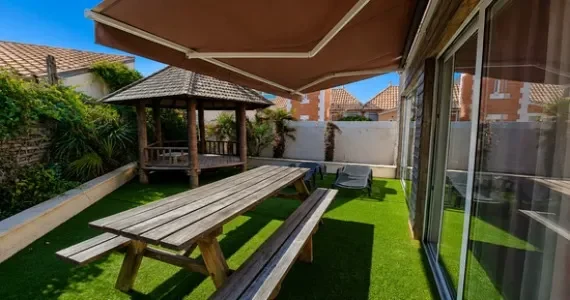Terrasse ensoleillée avec table-570X300