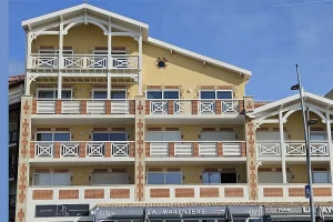 La résidence Pasino: bâtiment de 3 étages surplombant un ensemble de restaurants. Façade typique de la région mélange de bois et de briques