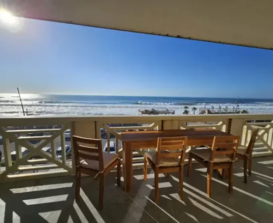 Appart Hôtel Pasino N°4, grande terrasse vue l'océan. Sur la terrasse une table en Tecks et ses 4 chaises