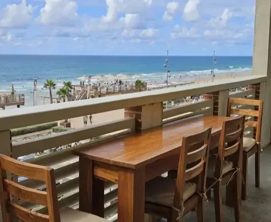 Appart hôtel Pasino n°5, grande terrasse vue l'océan. Sur la terrasse une table en Tecks et ses 4 chaises