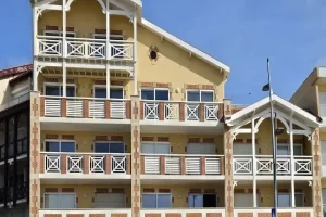 La façade de la résidence Pasino avec ses terrasses qui donne directement sur la vue mer