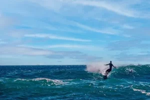 un surfeur dans la vague