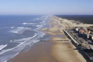 plage centrale de Lacanau océan à droite le boulevard de la plage